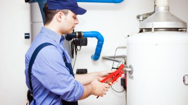 تعمیرکارآراسرویس درحال خدمت صادقانه