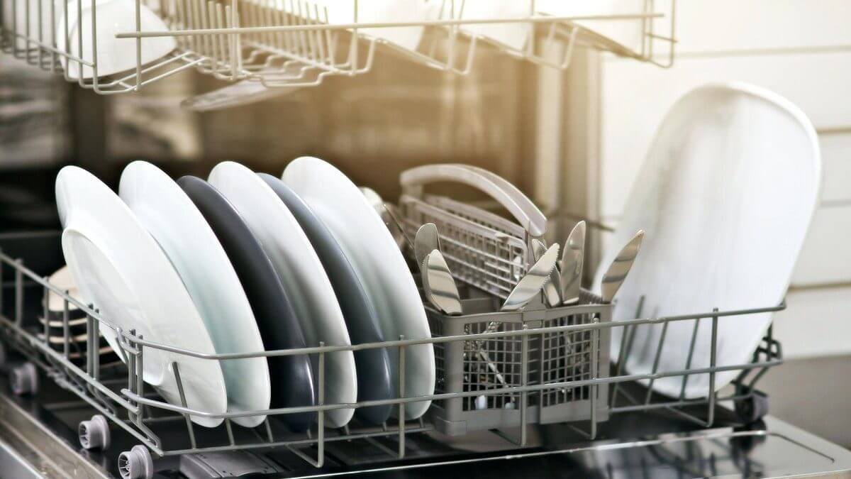 مهم ترین دلایل خشک نشدن ظروف در ماشین ظرفشویی