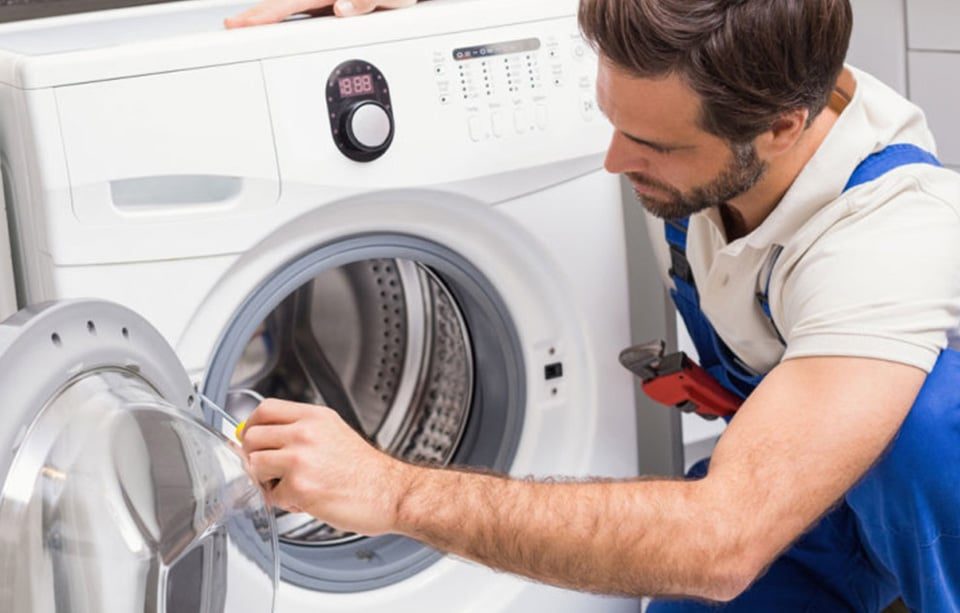 علت قفل شدن درب ماشین لباسشویی چیست؟