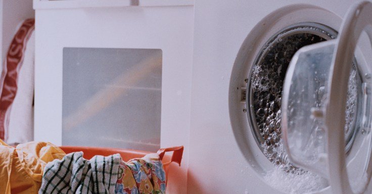 چگونه مشکل جمع شدن آب در ماشین لباسشویی را رفع کنیم؟