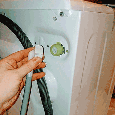 3. چک کردن فشار آب ورودی و نحوه اتصال شلنگ به ماشین لباسشویی